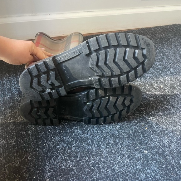 Burberry rain boots they are a size 37 Euro - Picture 3 of 6